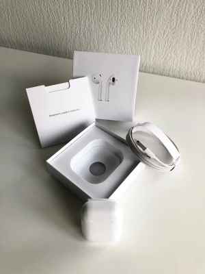 Apple AirPods 2nd Generation  - Säljer AirPods 2nd Gen i nyskick. Boxen är öppnad men hörlurarna har aldrig använts. Kommer med alla originaltillbehör och originalförpackning. ✅ Aldrig använda ✅ Alla tillbehör medföljer ✅ Originalbox ingår ✅ Fint skick 