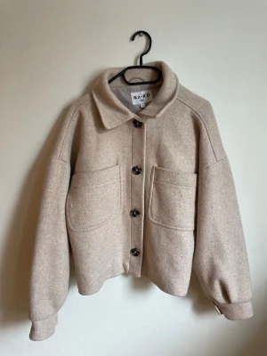 NA-KD Beige jacka - Snygg och stilren jacka från NA-KD i en fin beige nyans. Använd få gånger och i toppskick. 🤍