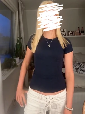 Mörkblå tight t-shirt - En enkel och stilren mörkblå t-shirt med tight passform och korta ärmar. Perfekt basplagg till alla outfits. Klassisk rund halsringning och mjukt material som känns skönt mot huden.