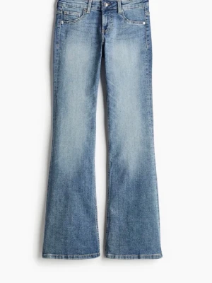 Blå bootcut jeans med hög midja - Snygga blå bootcut jeans med hög midja och klassisk femficksdesign. Jeansen har en ljus tvätt och är tillverkade i denim med lätt stretch för skön passform. Perfekta för en trendig och avslappnad look.