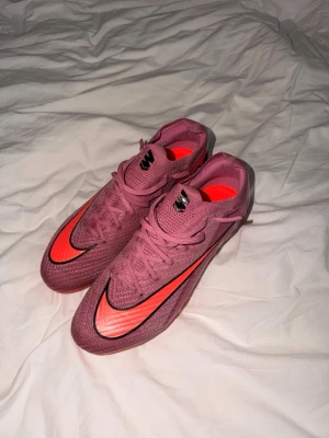 Nike Mercurial Vapor 16 Elite SG - De är använda 1 gång, men det märks inte att de har använts alls. Storlek: 43. Påse, extra dobbar och skruvverktyg ingår. Pris kan diskuteras vid snabbaffär. Nypris: 3199kr