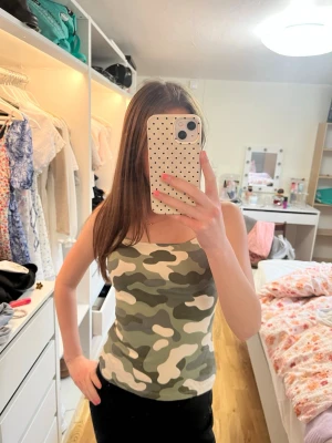 Kamouflage linne grönt - Fint linne från Lindex! Kammoflage mönster grönt💖 storlek 146/152 men passar även som jag brukar ha XS, fint skick oanvänd!