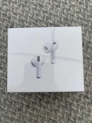 Apple AirPods Pro 3 vita - Säljer ett par Apple AirPods Pro 3 i vit färg. De är in-ear hörlurar med stilren design och silikonpluppar för bra passform. Perfekta för musik, samtal och träning. Kommer i originalförpackning.