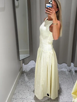 Ljusgul långklänning - Gul långkjlänning från H&M. Stl XXS men sitter som en XS.💛