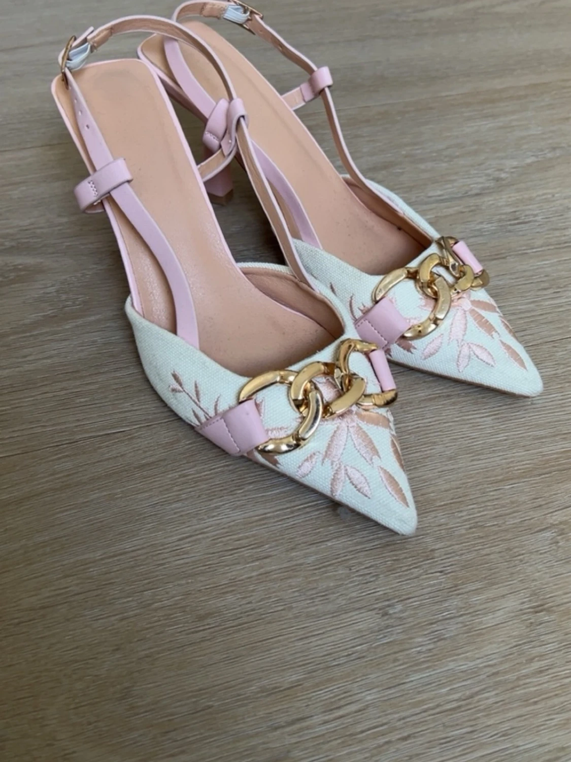 Beige pumps med rosa detaljer och kedja