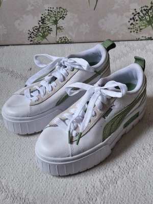 Vita och gröna sneakers från Puma - Vita sneakers från Puma med gröna och beige detaljer och tjock platåsula.