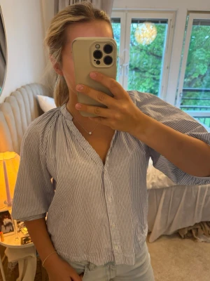 ljusblå vit randig blus med puffärmar - så fin blus med puffärmar från h&m💓