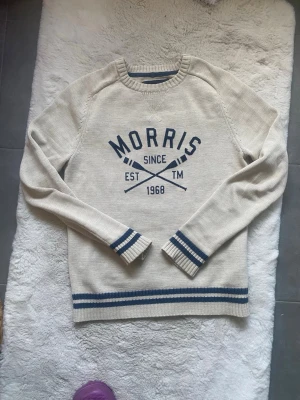 Beige stickad tröja från Morris - Snygg sweatshirt från morris i mycket bra skick. Storlek xs.