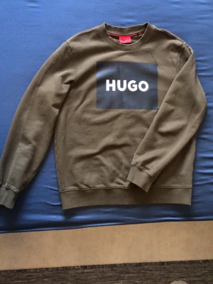 HUGO - Grön sweatshirt från HUGO med logga på bröstet. Mycket fint skick, storlek M