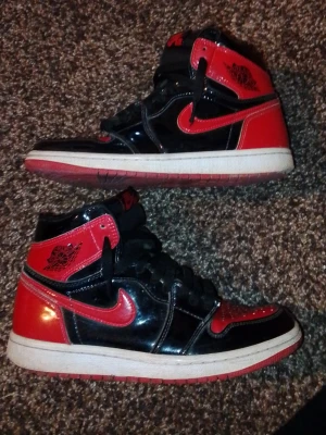 Air Jordan 1 patent bred high - Andvänd ganska flera gånger, anledningen till vrf jag säljer dom är för att färgen är ej min stil längre tyvärr.