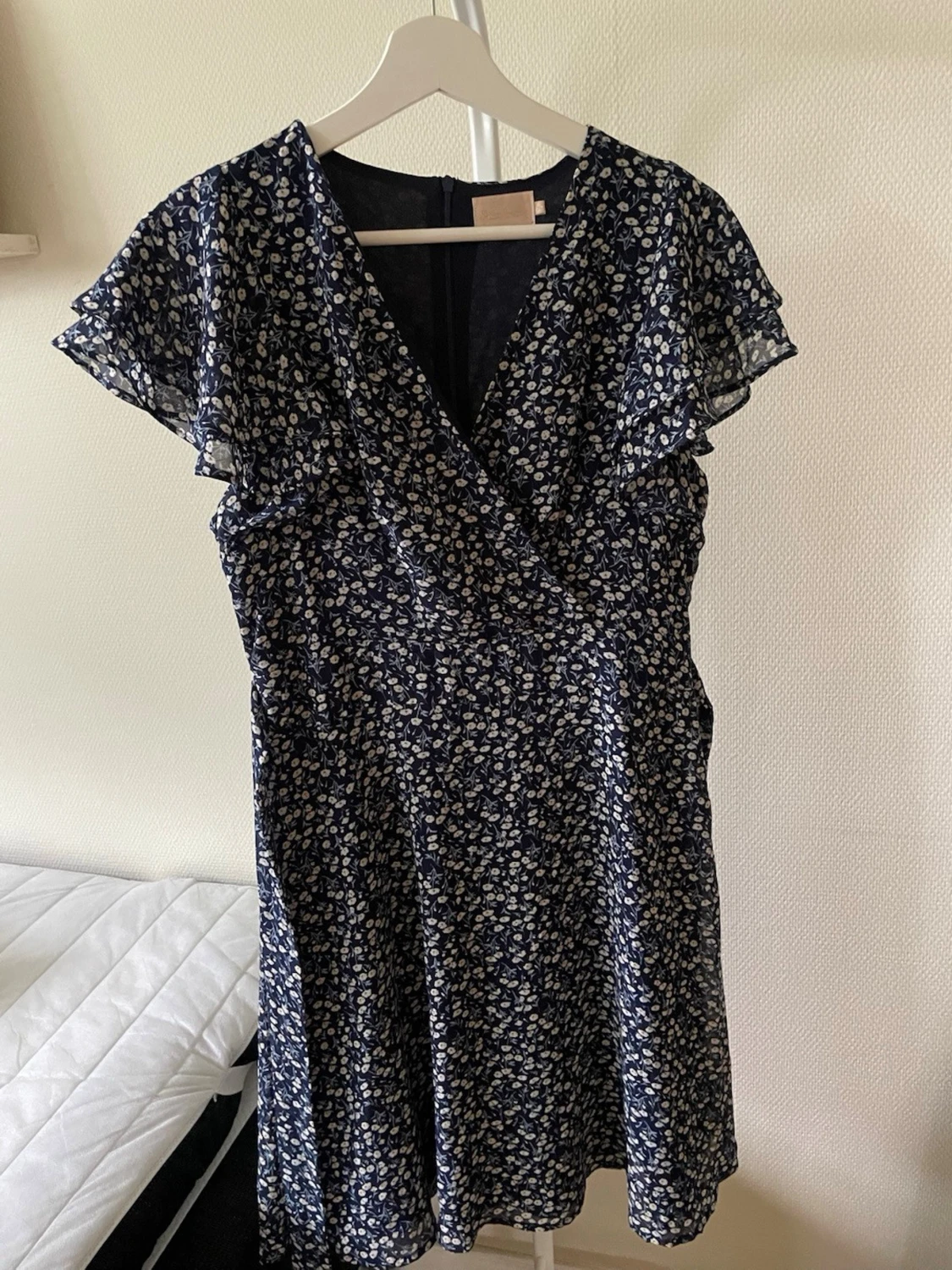Blommig blå klänning från Gina Tricot - 1