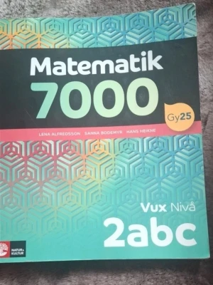 Matematik 7000 Vux Nivå 2abc - Matematik 7000 Vux Nivå 2abc är en kursbok för vuxenutbildning, skriven av Lena Alfredsson, Sanna Bodemyr och Hans Heikne. Omslaget har ett geometriskt mönster i blå, grön och orange ton. Perfekt för dig som pluggar matematik på gymnasienivå.
