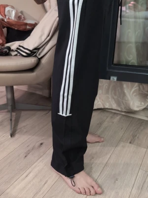 Svarta mjukisbyxor med vita ränder Adidas  - Adidas mjukis helt nya st S passar M också helt nya. 