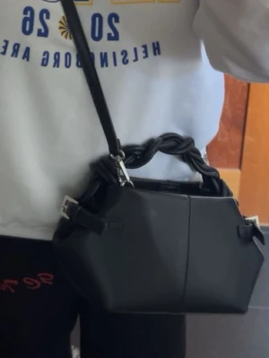 Gina Tricot top handle bag - Jättefin handväska från Gina Tricot, lik Ganni väska. Man får plats med mycket och är endast använd i någon månad. Jättefint skick, inga täcken på missfärgning eller sönder. 