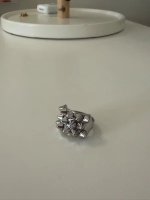 Peak Ring Silver - ”Peak ring silver” från Edblad i storlek M (17,5 mm innerdiameter) köpt för 449kr. Inga tecken på användning alls, som ny 🫶