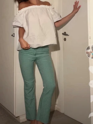 Gröna rutiga leggings med utsvängda ben - Säljer ett par gröna och vita byxor, så fina till sommaren 