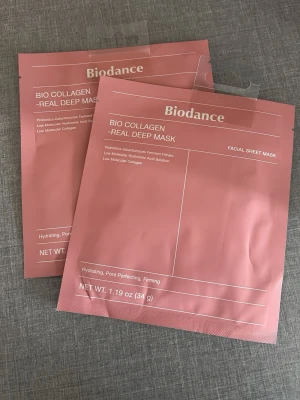 Biodance Bio Collagen Sheet Mask - Två ansiktsmasker från Biodance, Bio Collagen Real Deep Mask. Rosa förpackning, innehåller probiotika, hyaluronsyra och kollagen. Ger återfuktning, förbättrar porer och fasthet. Perfekt för dig som vill boosta huden med extra glow.