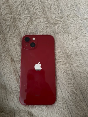 Röd iPhone 13 - Säljer min gamla iPhone13 den fungerar som den ska den har 71 i batterihälsa lite repor åt sidan men annars perfekt 