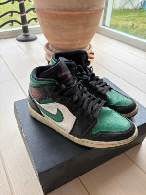 Nike Air Jordan 1 - Säljer ett par Nike Air Jordan 1 sneakers. Säljer billigt då jag rensar garderoben. Dem ligger ute för 200 i en vecka. Köper ingen slänger jag dem.