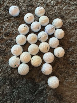 25 st bollar - Säljer ett gäng vita golfbollar av olika märken. Perfekt för dig som vill fylla på golfbagen eller öva på rangen. Bollarna har klassisk rund form och är tillverkade i slitstarkt material. Några har loggor och tryck i olika färger.