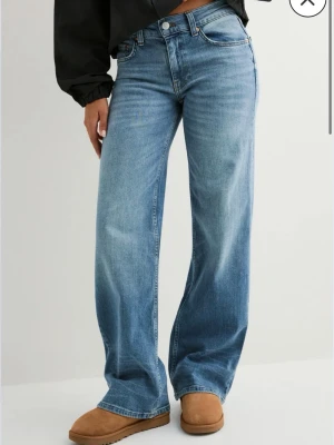 Low waist loose jeans  - Säljer ett par jeansfrån nelly
