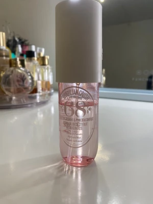 Sol de Janeiro Cheirosa 68 Perfume Mist - Fräsch och tropisk body mist från Sol de Janeiro, Cheirosa 68, i en rosa plastflaska med vitt lock. Doften har inslag av jasmin, rosa drakfrukt, bär och vanilj. Perfekt för dig som gillar söta och fruktiga parfymer.