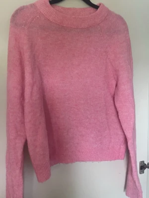 Rosa stickad tröja - Rosa stickad tröja från VERO MODA. Använd några gånger. Tröjan är i hyfsat bra skick utan hål eller missfärgning. Däremot har tröjan blivit lite noppig, främst vid botten mudden och armarna.