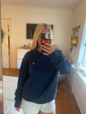 Mörkblå sweatshirt från Polo Ralph Lauren - Mörkblå sweatshirt från Polo Ralph Lauren med klassisk passform och rund hals. Är i mycket bra skick, storleken är L men passar även M