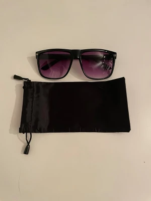 R@yban liknande solglasögon - Tjena! Säljer nu dessa feta solglasögonen. Dem är nästan identiska med Rayban, form, färg och kvalité. Enda skillnaden är att dessa inte har någon Rayban logga, vilket är det man betalar för annars. Skicka ett pm vid intresse, skicka bud.