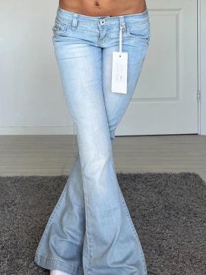 Lågmidjade jeans - Midjemått: 36cm rakt över, innerbenslängd: 80cm 💘