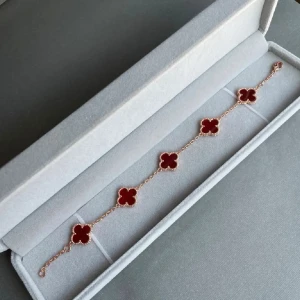 Röd klöver armband  - Säljer denna fina röd klöver armband. Helt nytt och oanvänt. Armbandet är tillverkat i rostfritt stål med 18k guldpläterad.