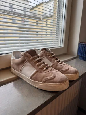 Beige Valentino Flycrew Storlek 40 - Säljer ett sjukt feta Beiga Valentino Flycrew i storlek 40 men passar dig som bär 40 till 42 i mycket fint skick. Självklart äkta  Alla nitar är självklart på och alla är org, så inga eftermonterade.   Skriv vid frågor. Skickar fort