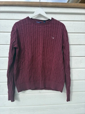 Vinröd kabelstickad tröja från Gant - Gant vinröd kabelstickad tröja storlek 170- xs/xxs