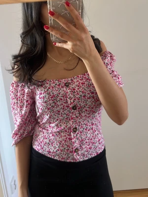 Blommig offshoulder blus med knappar - Söt blommig offshoulder blus