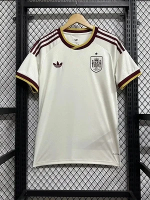 Vit Spanien Adidas fotbollströja - Säljer en vit Spanien fotbollströja från Adidas med vinröda och gula detaljer. Tröjan har korta ärmar, Adidas klassiska ränder på axlarna och Spanien-emblem på bröstet. Tillverkad i lätt och ventilerande material, perfekt för träning eller match. DE FINNS I ALLA STORLEKAR!!!