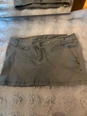 Grå grön jeanskjol  - Grå grön lågmidjad jeanskjol i storlek M. Super fin, ifrån hm (gammal modell)