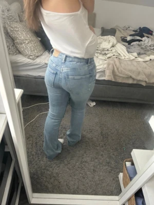 Ljusblå bootcut jeans från Gina Tricot - Snygga jeans från Gina tricot! Storlek 32. Pris kan diskuteras!!