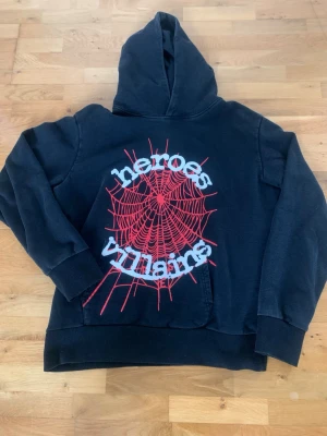 Svart hoodie Heroes & Villains - Sitter som s