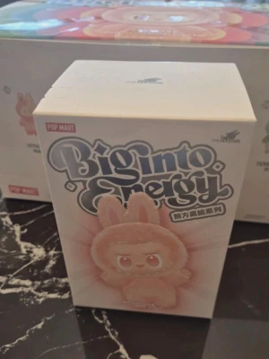Big Into Energy samlarfigur Pop Mart - Big Into Energy samlarfigur från Pop Mart. Figurerna är gjorda i vinyl och har ett gulligt djurtema med stora ögon och mjuk design. Förpackningen visar olika varianter som Love, Luck och Happiness. Perfekt för dig som gillar unika och färgglada collectibles.