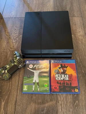 Ps4 - Ett ps4 i jätte bra skick. Säljs då jag fått ett ps5 som present och vill bli av med detta. Kan gärna göra byten ( tar emot allt möjligt ) eller förhandla priset vid intresse!
