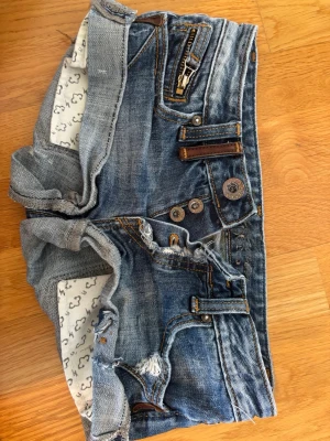 Jeansshorts, i storlek xs/32/0 - Snygga jeansshorts, köpta på vinted. Detta var mina favoritshorts, Men tyvärr så är de för små numera. Storlek xs/32/0