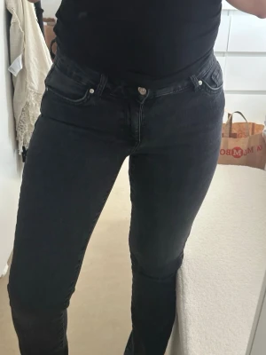 Svarta jeans från Only - Säljer ett par svarta och är i stretchigt denimtyg. Dessa byxor är köpta från Nelly. Storlek 27/30, skulle säga Xs/S. 