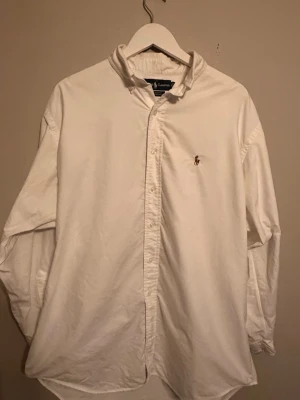 Ralph lauren skjorta  - Väldigt fint skick och en perfekt sommar skjorta, det är stolek 16.1/2 vilket motsvarar L. Tveka ej på att ställa frågor. #archive