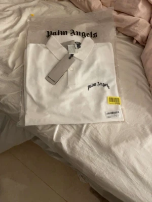 Vit pikétröja från Palm Angels - Aldrig använd, köpt från Zalando. Nypris 3500.