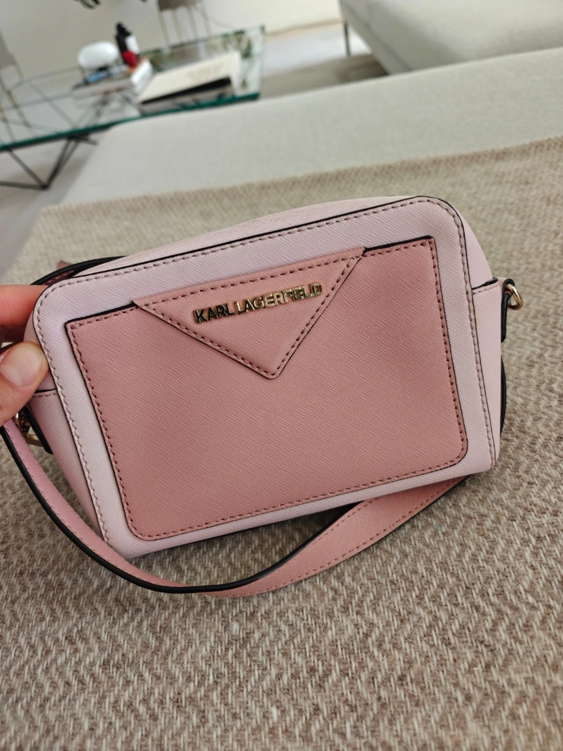 Rosa crossbody från Karl Lagerfeld