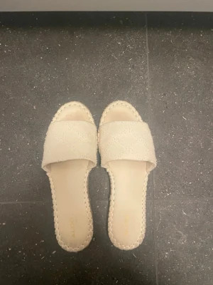 Sandaler  - Säljer dessa vita sandalerna från Aldo i storlek 41 (passar även strl 40). De är i mycket gott skick då dem knappt kommit till användning. För fler frågor eller bilder är det bara att skiva! 💕