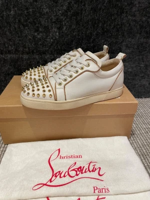 Christian Louboutin skor  - Hej, säljer nu dessa svin snygga Christian Louboutin skor. Skorna är i grymt skick!  Begränsat antal boxar och dustbag. Hör av dig vid frågor.