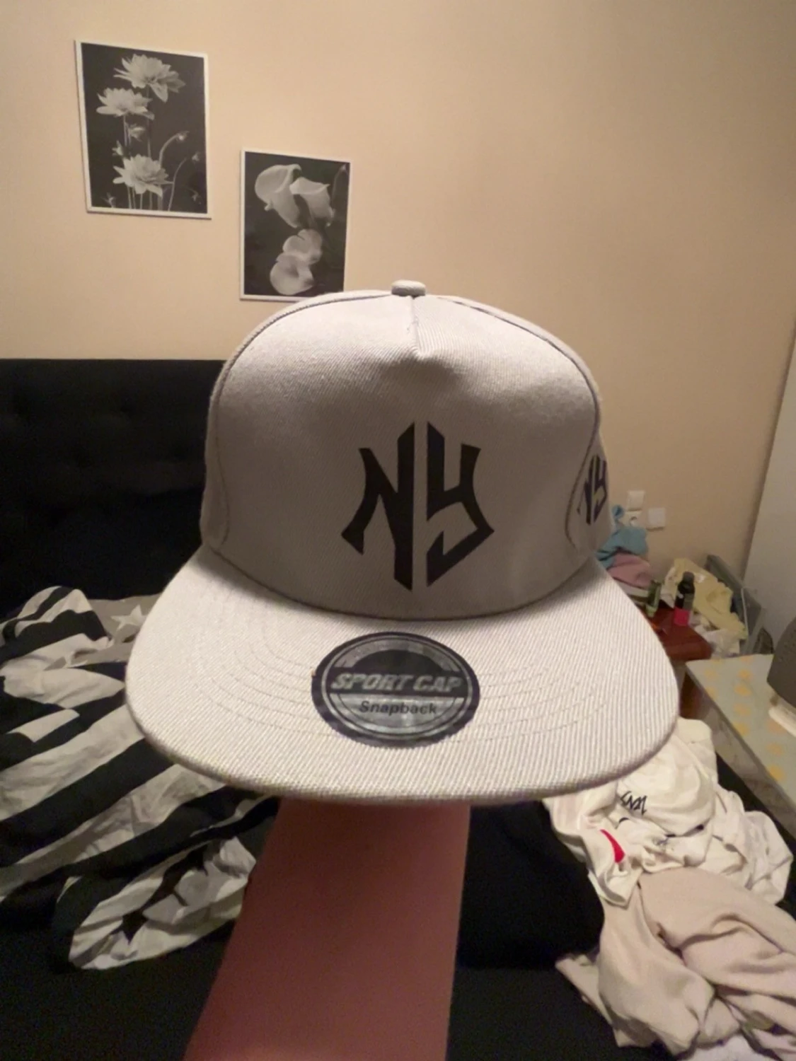 Grå snapback keps med NY-logga