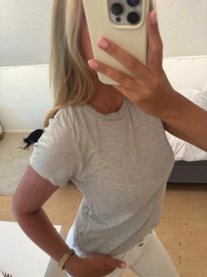 Ljusgrå basic t-shirt - En stilren ljusgrå t-shirt med rund hals och korta ärmar⭐️