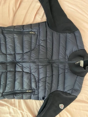 Moncler Cardigan - Bra skick och använd under vintern storlek M men passar även S